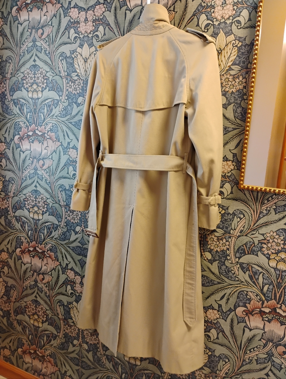 Vintage Burberry Beige Trench Coat with Signature Check Lining - Picture 2 of 10